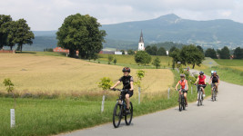 cyklostezka ilustračka cyklisti